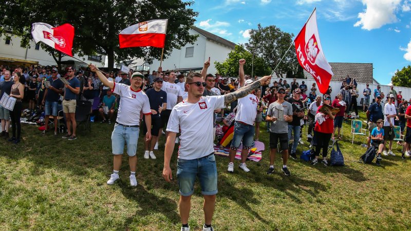 Polnische Fans mit Fahnen auf dem Zuschauerhügel