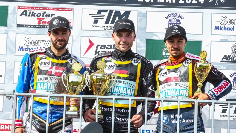 Siegerehrung der FIM Speedway Grand Prix Qualifying Round 1 am 20. Mai 2024: die drei Erstplatzierten