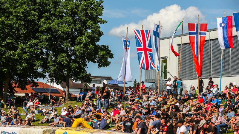 Zuschauer unter den Fahnen der teilnehmenden Nationen