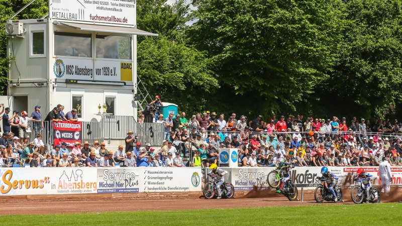 Zielturm des MSC Abensberg und volle Tribüne während eines Laufs
