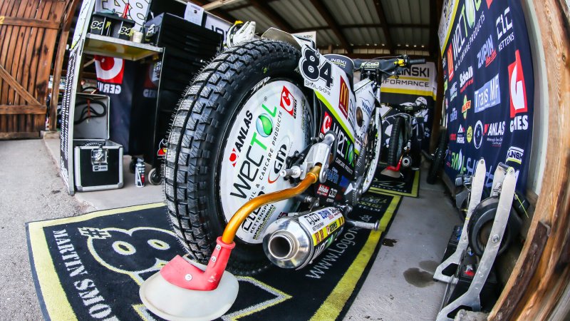 Speedway-Motorrad mit Startnummer 84 in der Box